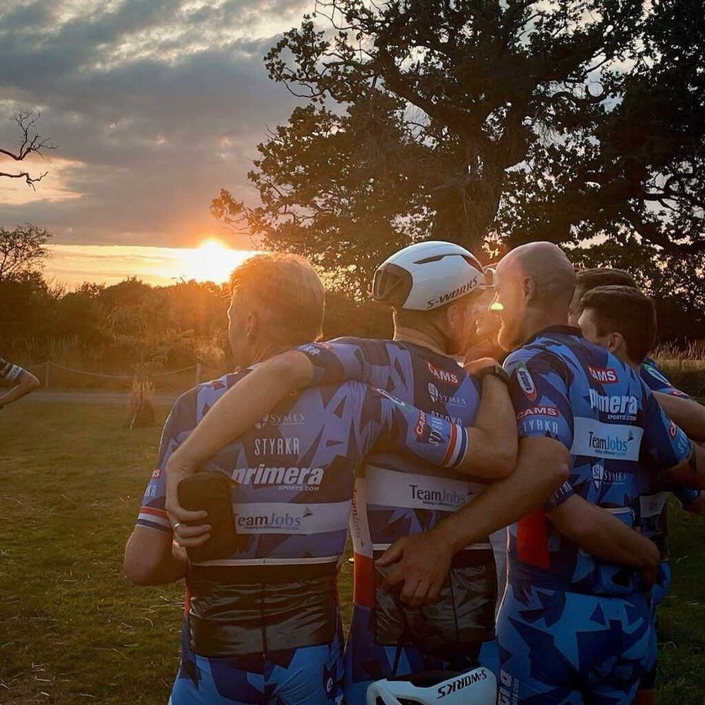 Primera sports cycling team together after a cycling race